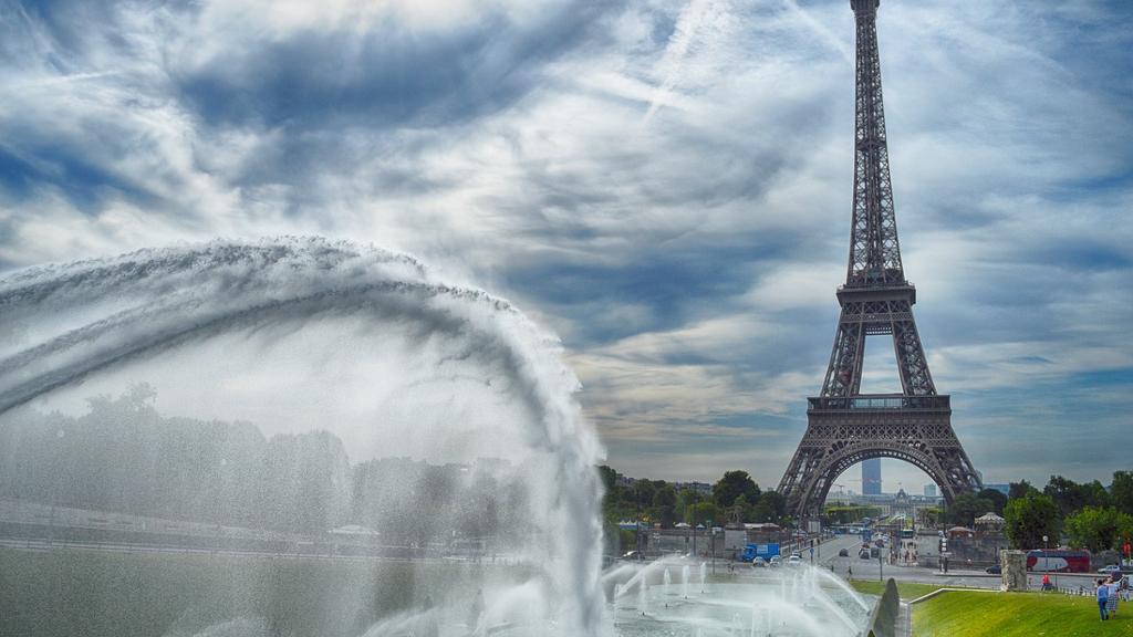 Eiffel Tower and Paris cityscape at sunset | GlobalBush Travel